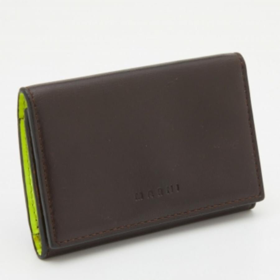 Questo elegante e funzionale portacarte è un must della tua collezione. È dotato di più fessure ben allineate per contenere le tue carte.