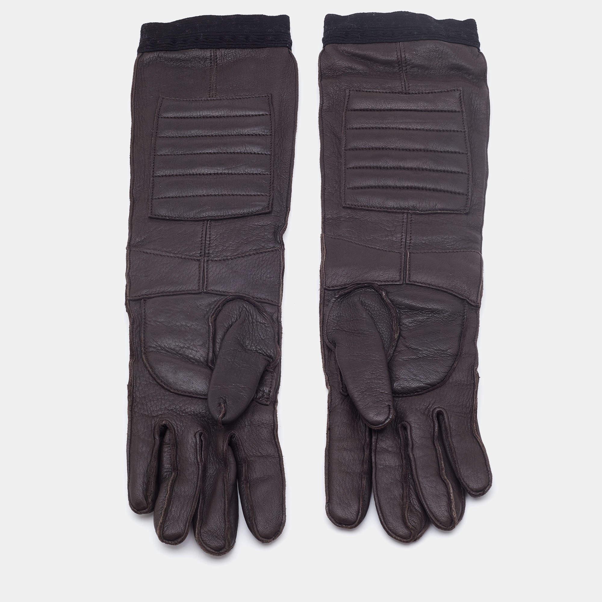 To complete your chic look  Marni offers these luxurious dark brown gloves for women. Sewn beautifully  the gloves are made of leather and have button detailing.