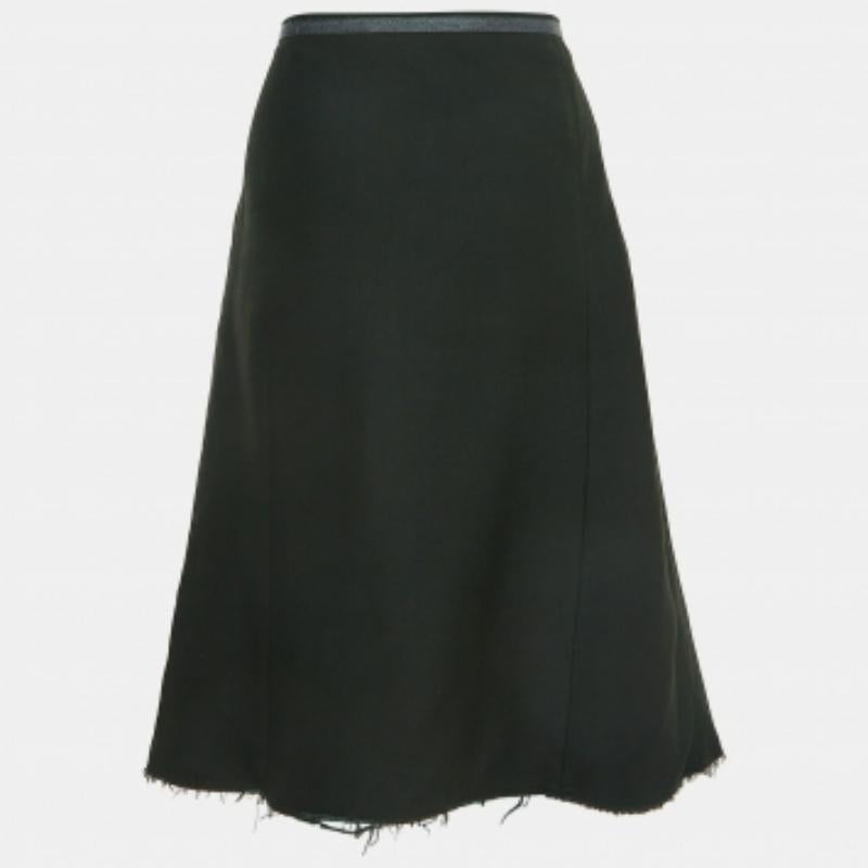 Erleben Sie den Charme von Designerkleidung mit diesem wunderschönen Rock. Der Rock ist aus hochwertigen Stoffen gefertigt, hat eine schlichte Ausstrahlung und eine gute Passform. Kombinieren Sie ihn mit einer taillierten Bluse oder einem schlichten