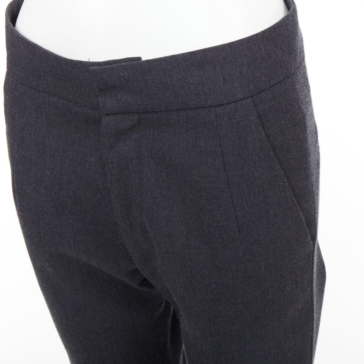 Marni, pantaloni capri in twill grigio scuro con pinces a vita media IT38 XS
Riferimento: NKLL/A00605
Marchio: Marni
Materiale: Tessuto
Colore: Grigio
Modello: Tinta unita
Chiusura: Zip Fly
Dettagli extra: Tasche posteriori.

CONDIZIONE:
Condizioni: