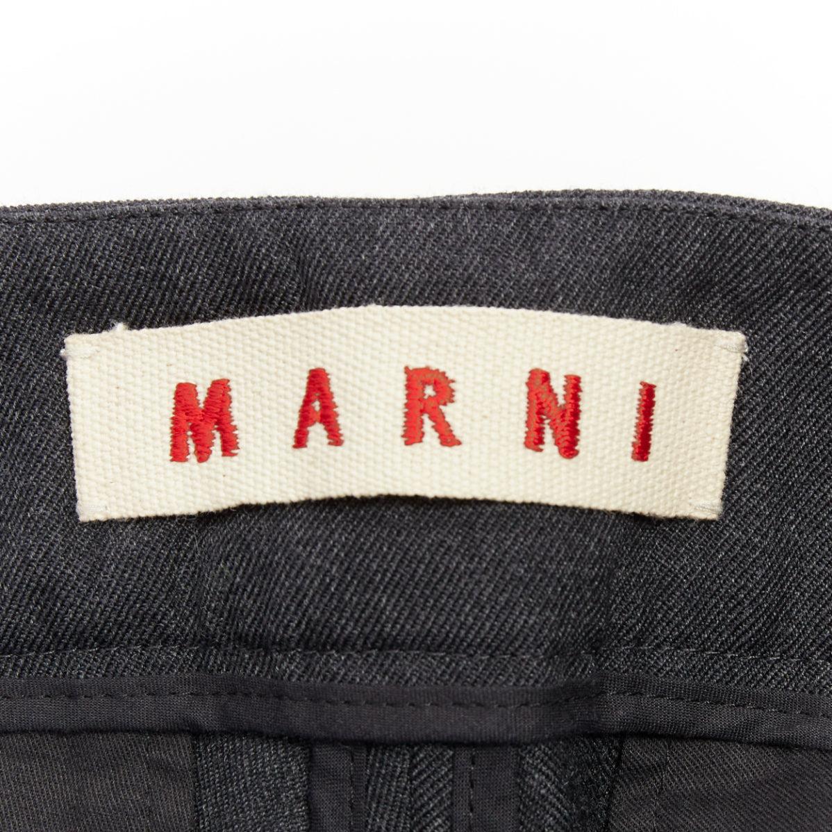 Marni, pantaloni capri in twill grigio scuro con pinces a vita media IT38 XS in vendita 4