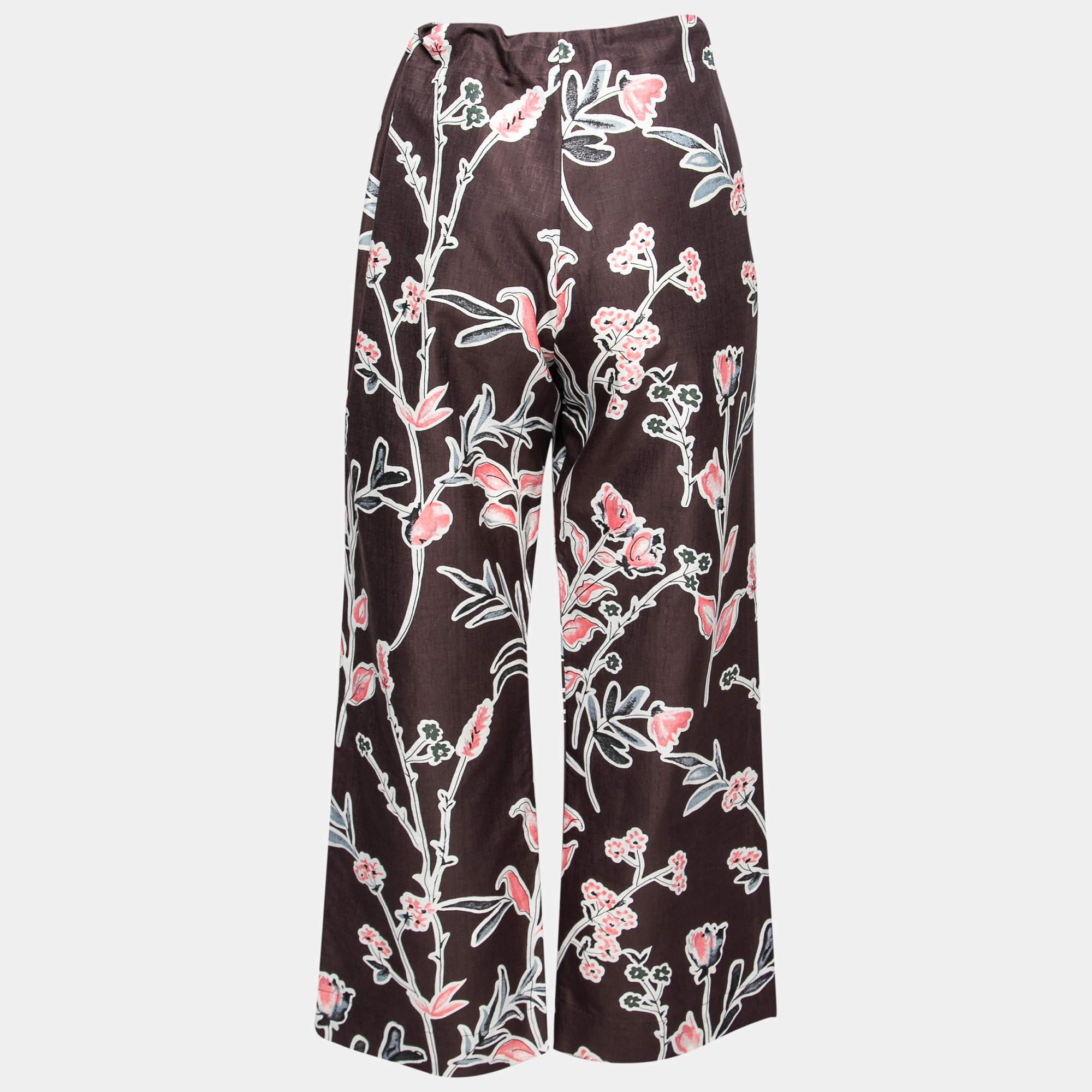 Tailored from cotton and silk, these wide leg trousers are designed by Marni. In a burgundy color, the piece features beautiful honan kew print all over. It comes with two external pockets and a tie-up waistband detail. The creation offers ultimate