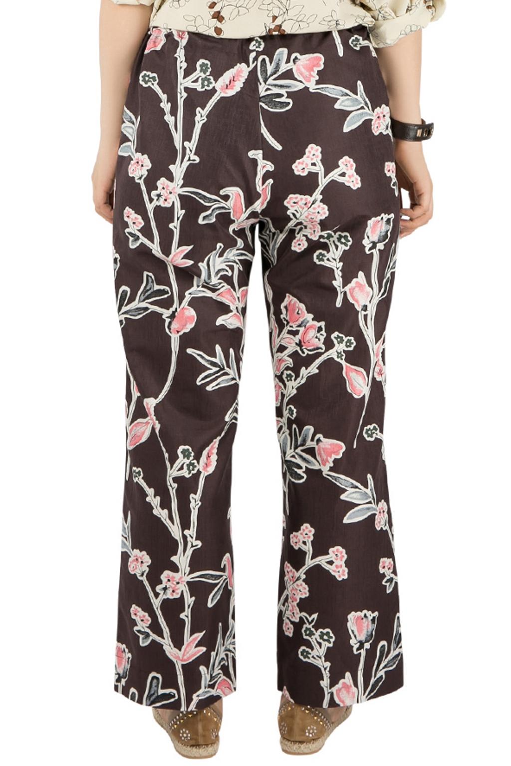 Tailored from cotton and silk, these wide leg trousers are designed by Marni. In a burgundy color, the piece features beautiful honan kew print all over. It comes with two external pockets and a tie-up waistband detail. The creation offers ultimate
