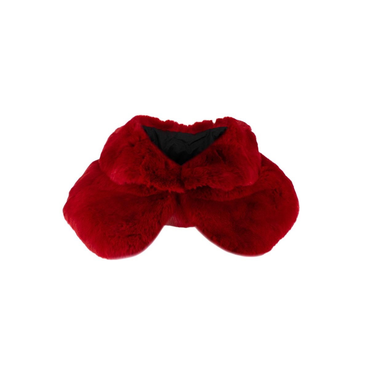 Marni Deep Red Rabbit Fur Puritan Collar Cape

- Fun rabbit fur mini-cape with a puritan style collar rendered in luxurious deep pile rabbit fur 
- Fully lined 
- Single silver-tone metal hook fastening

Materials:
100% Rabbit Fur
Lining - 60%