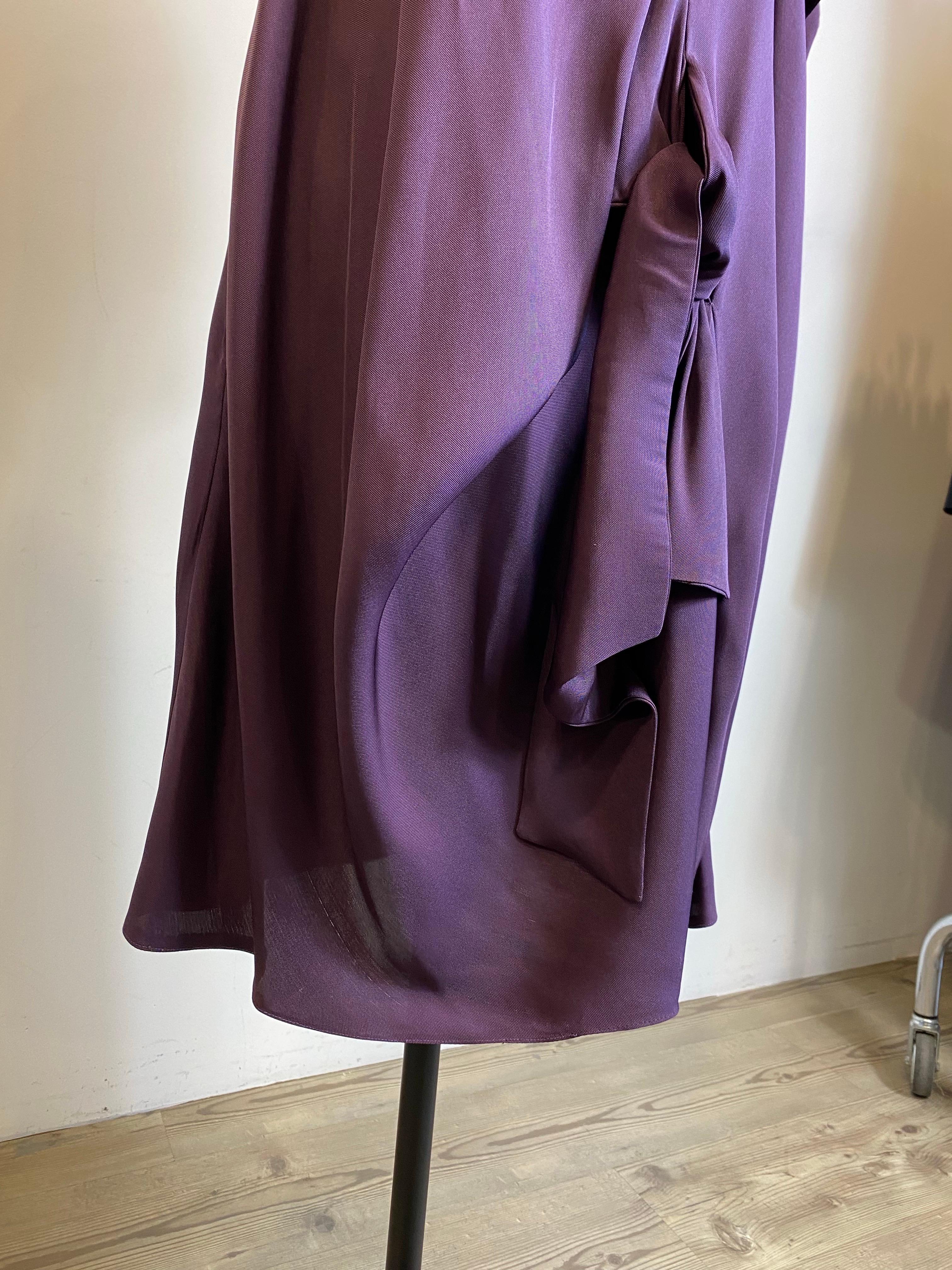 Robe Marni.
Soie et viscose.
Taille 42 Italien.
Épaules 40 cm
Buste 44 cm
Longueur 102 cm
Bon état général, présente des signes d'utilisation et des fils tirés comme indiqué sur la photo.