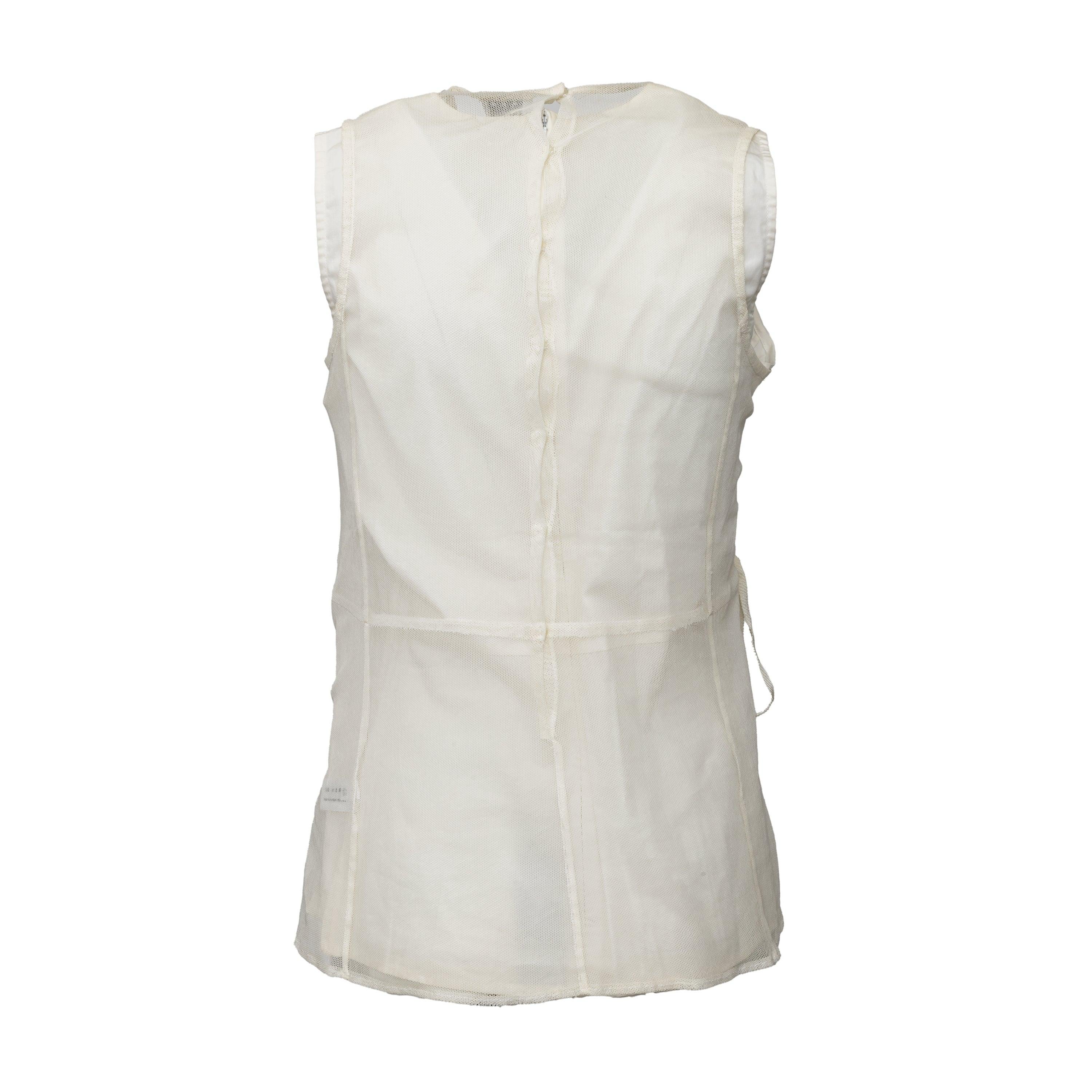 Este top de doble capa de Marni está confeccionado en algodón 100%, con una capa superior de malla con pliegues y volantes. El color blanco roto le da un toque de elegancia, mientras que el nudo de corbata en el lateral le añade un toque de
