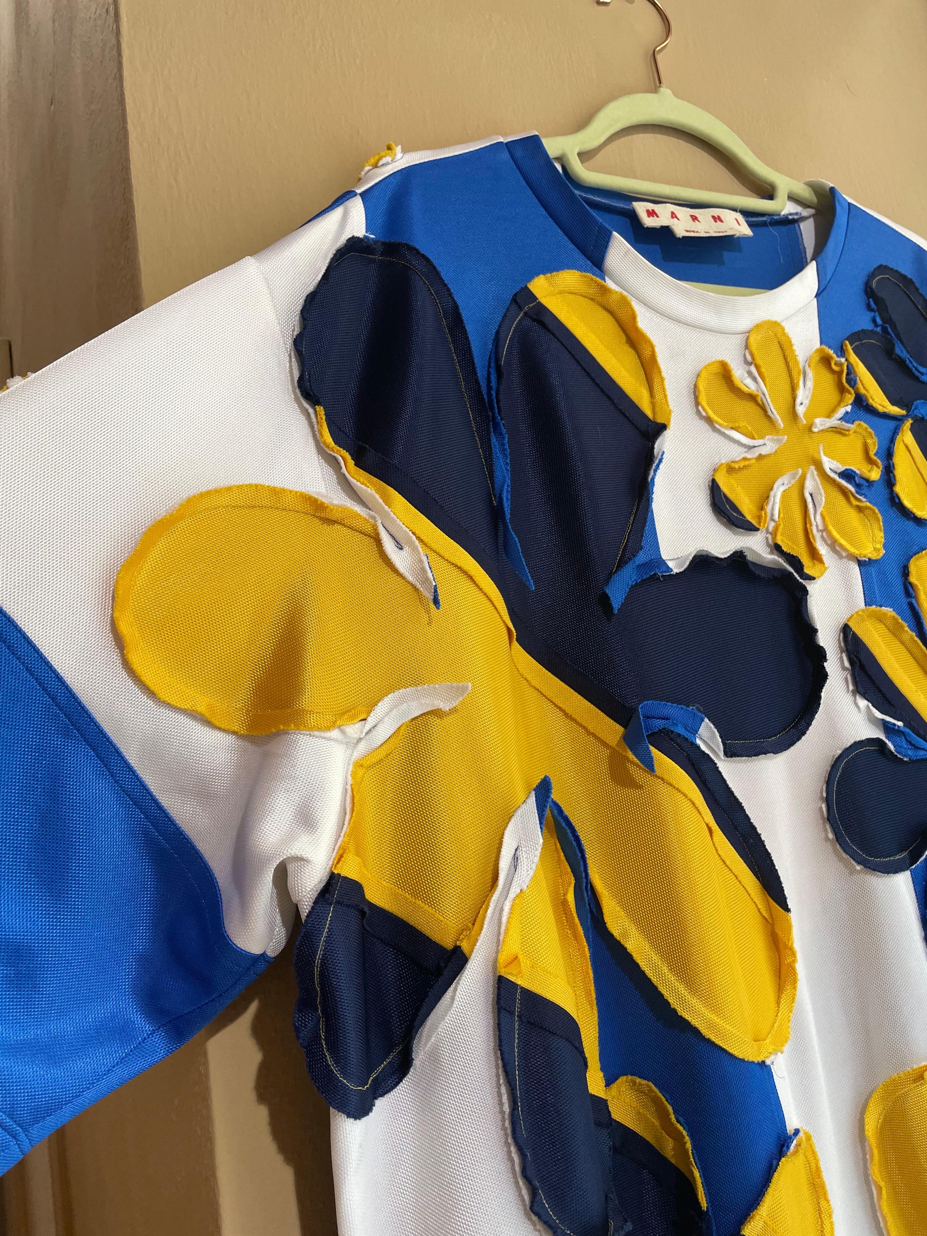 Robe Marni de la collection printemps-été
2022. Détail du bas avec de larges franges.
Taille indiquée : 40 italien en acétate. 
Épaules 48 cm
Manche 35 cm
Buste 70 cm
Hanches 70 cm
125cm de long 
En excellent état, aucun défaut à signaler.
