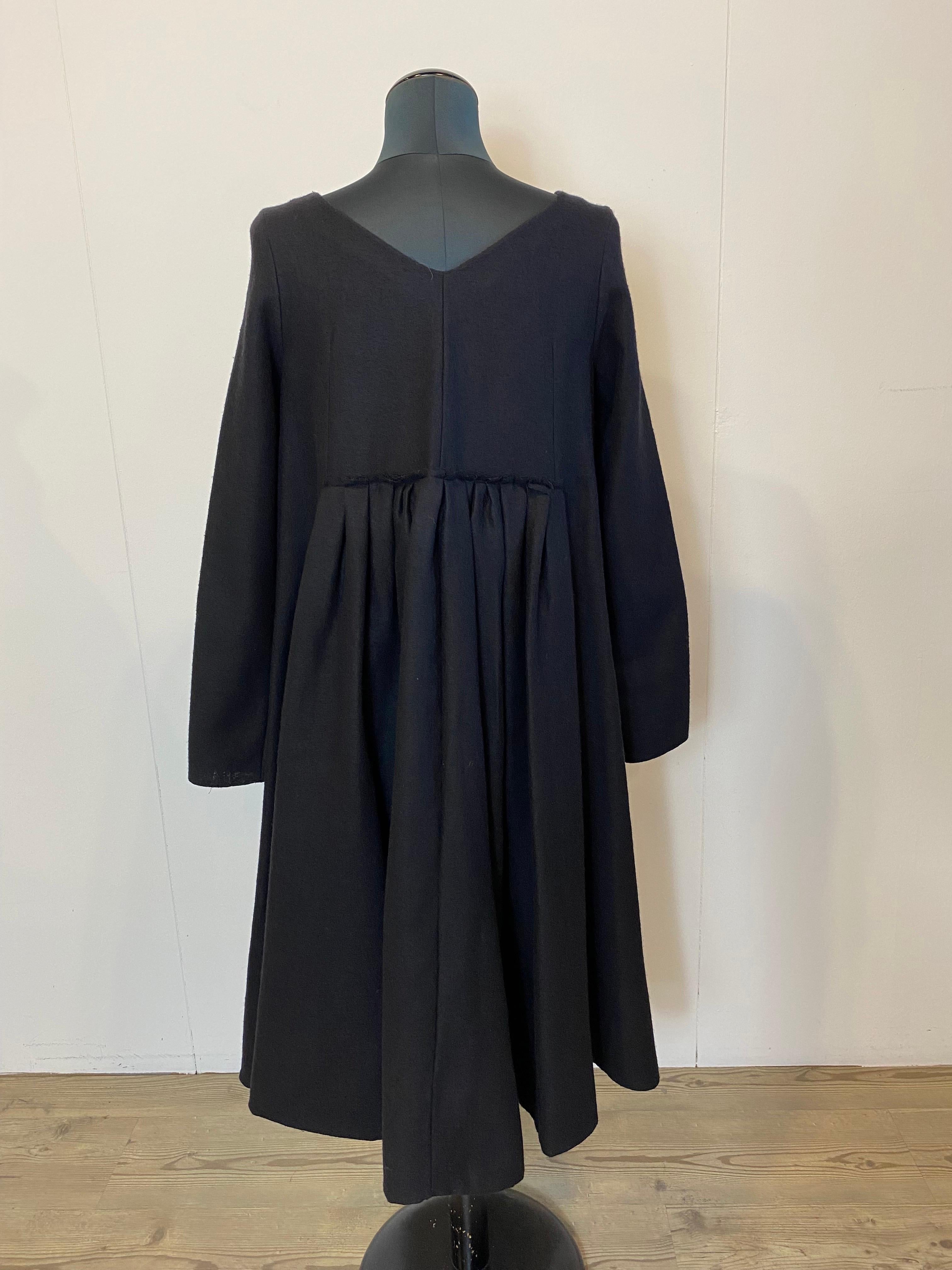 Marni dress in black wool with V-neck both front and back. A small drape at waist height in the front and back.
The dress is in good condition.
Length 106 cm
Shoulders cm 36
Chest 48 cm
Sleeve cm 60
Size 38