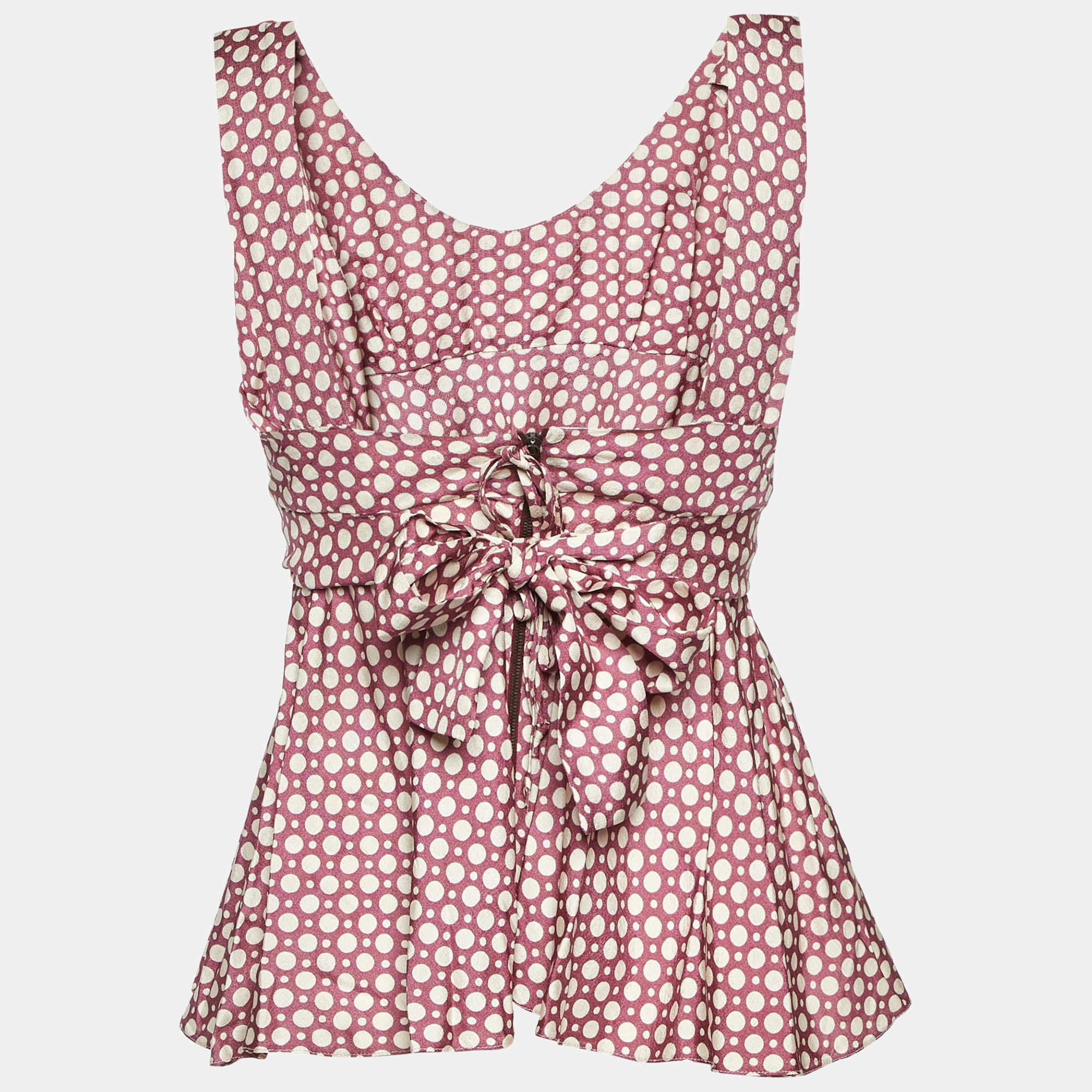 Ce haut de créateur est synonyme de style et de confort. Confectionné dans les meilleurs tissus  la création a fait l'objet d'un grand nombre de détails. Il s'associe à une jupe et à des talons.