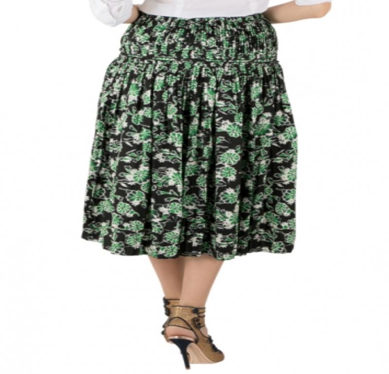 Marni - Gonna midi a pieghe in seta con stampa floreale verde felce S In condizioni ottime in vendita a Dubai, Al Qouz 2