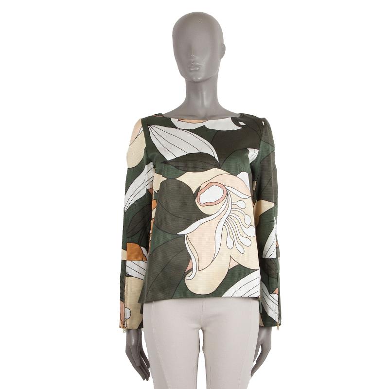 100% authentic Marni floral blouse in forest green, cream, white, camel, and dusty pink silk (51%) and cotton (49%). With round neck, long sleeves, side slits. and golden zippers along the cuffs. Unlined. Has been worn and is in excellent condition.