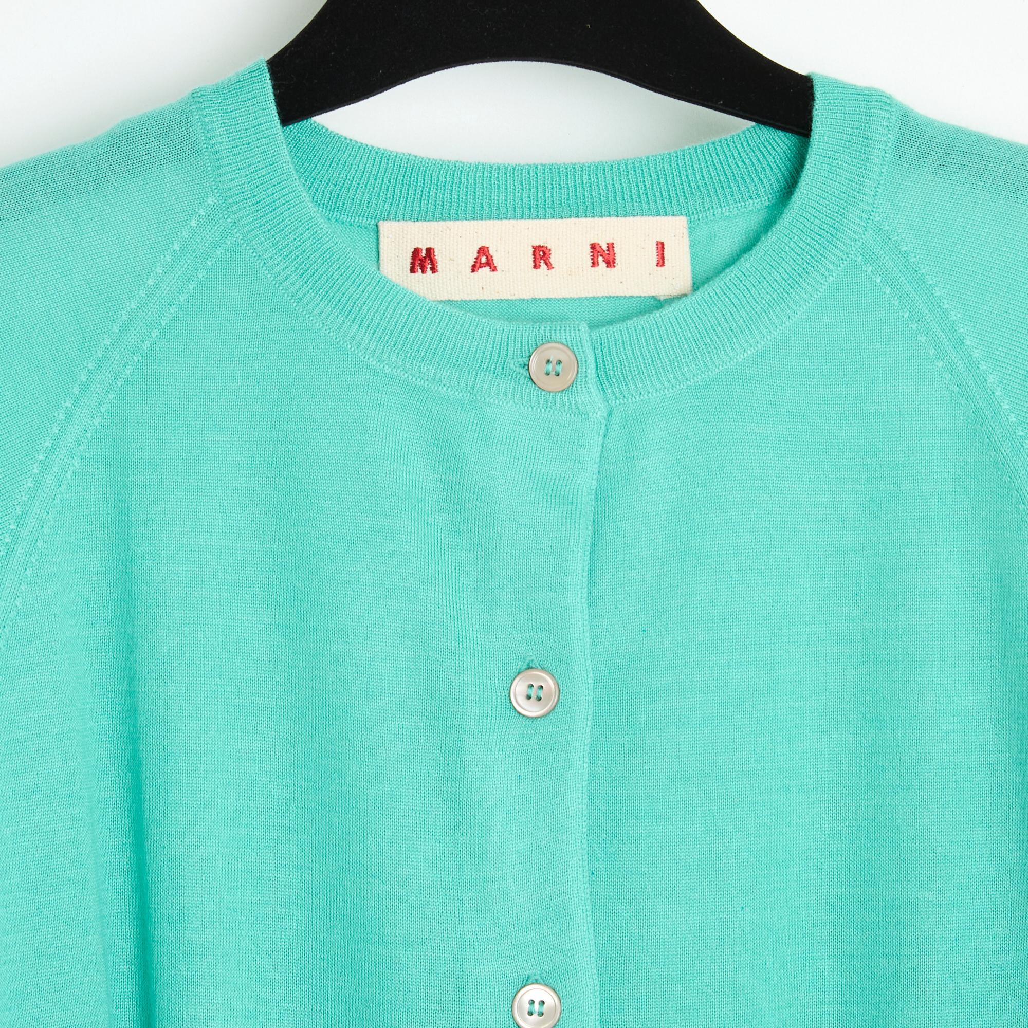 Marni cardigan in fine green cashmere, slightly wide and short shape, round neck closed in front with 6 buttons, long sleeves, ribbed finish. Size 44IT or 40FR: middle 40 cm, chest 48 cm, length 50 cm, sleeves 66 cm. The cardigan seems to have never