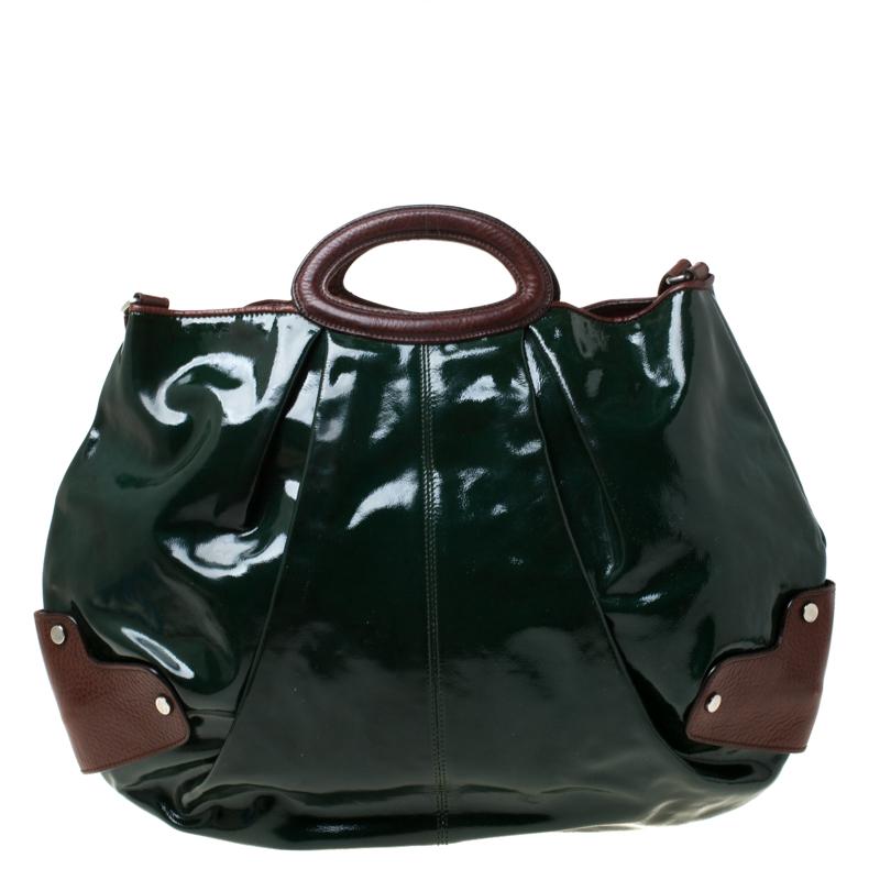 This New Balloon hobo from Marni is styled with pleat detailing. Beautifully crafted from patent leather, the bag features dual top handles and an adjustable shoulder strap. It opens to a spacious fabric-lined interior that houses a zip pocket.