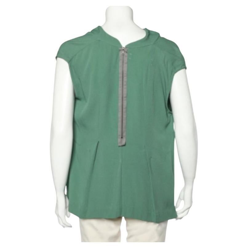 Con este top de la Casa Marni estarás guapísima. Está confeccionado en tejido de crepé verde y presenta formaciones drapeadas en la parte delantera. Para abrocharlo, lleva una cremallera. ¡Luce un look chic con este top!