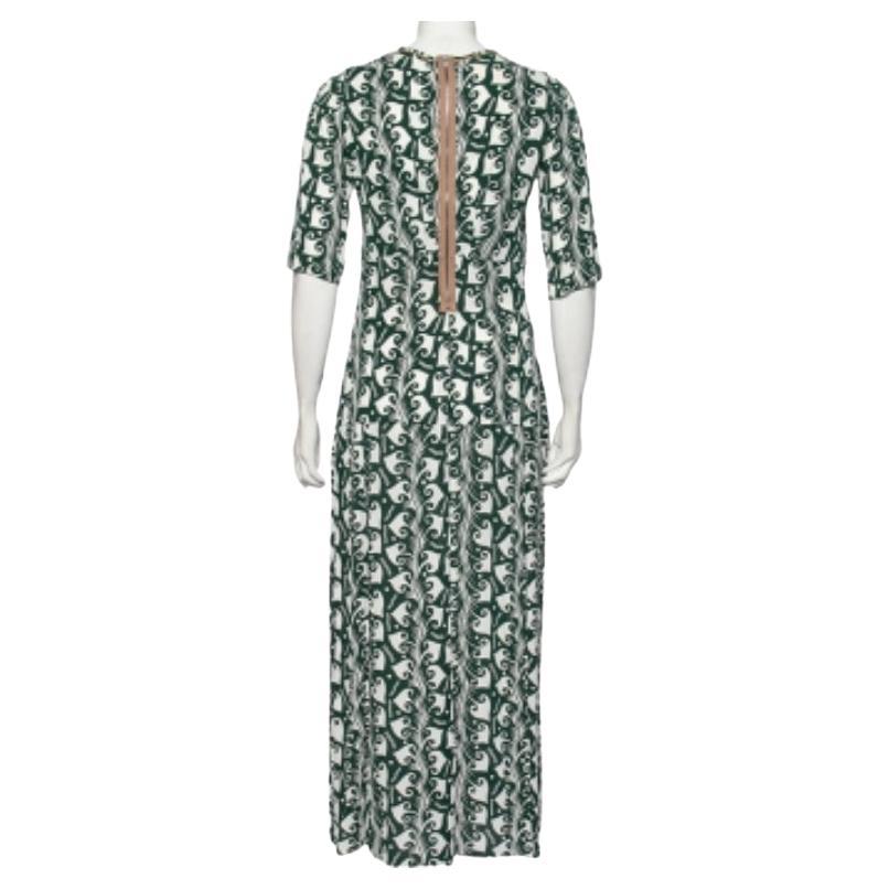 Cette robe longue de la collection Pre Fall 2010 de Marni est soigneusement taillée dans une silhouette simple et agrémentée d'une encolure ronde, de manches mi-hautes, d'accents plissés et de jolis imprimés. Une fermeture à glissière au dos assure