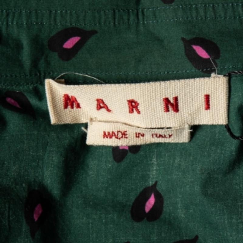 Marni, chemise imprimée verte avec poches à volants et boutons à l'avant S Bon état - En vente à Dubai, Al Qouz 2