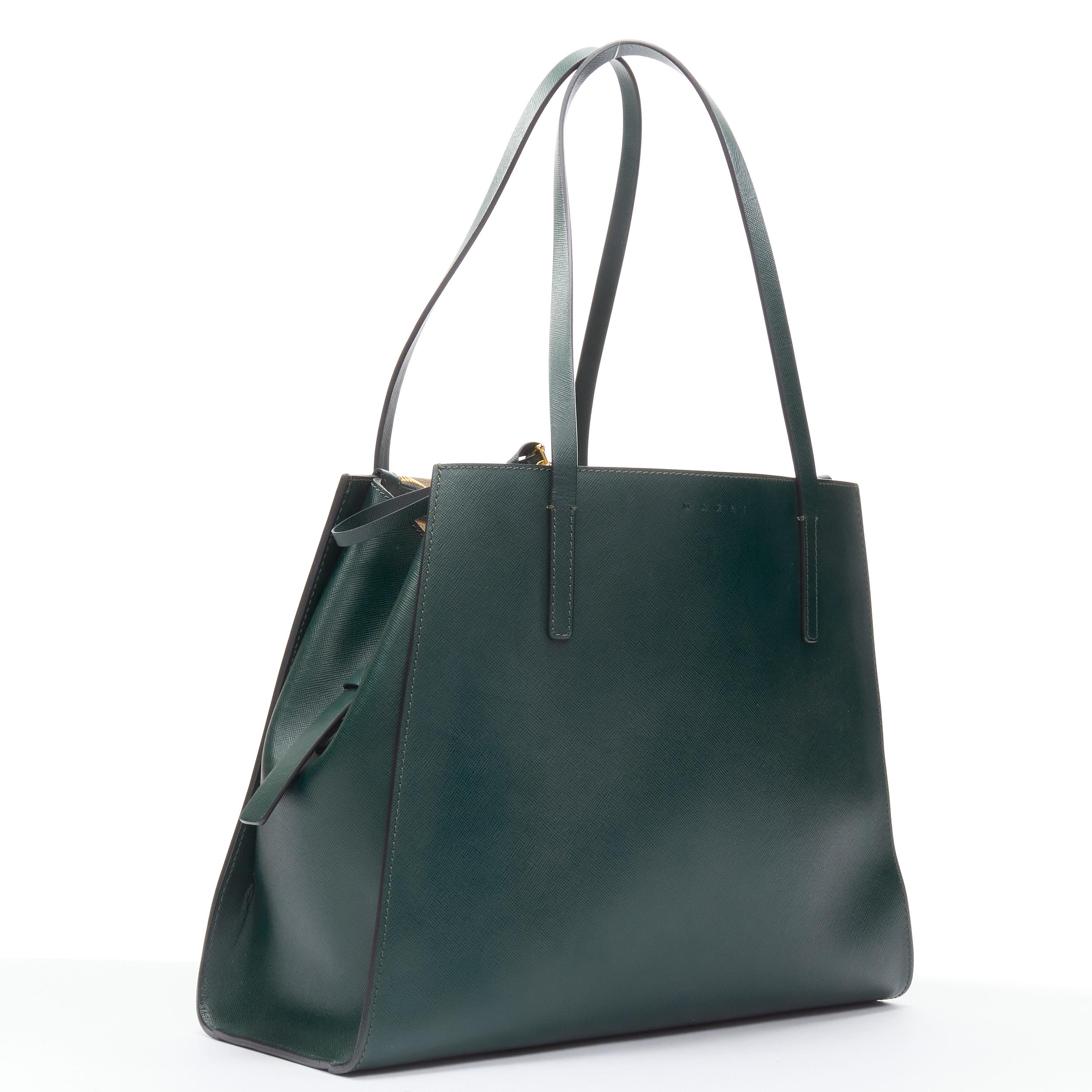 MARNI green saffiano leather top zip asymmetric structured tote bag
Reference: CELG/A00012
Brand: Marni
Model: Asymmetrical tote
Material: Leather
Color: Green
Pattern: Solid
Closure: Zip
Lining: Suede
Extra Details: Gold hardware. 2 zip