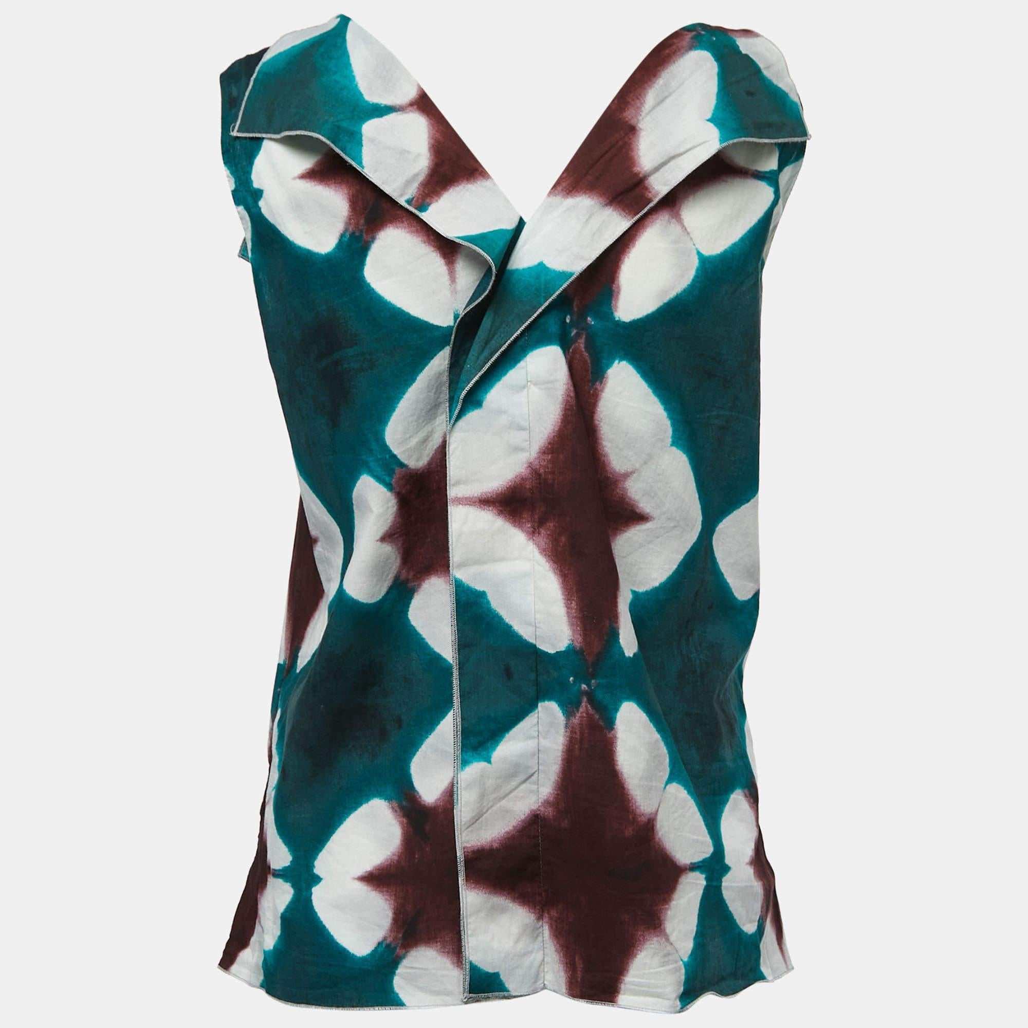 Let your closet experience a wonderful addition with this sleeveless top from Marni. It has a well tailored neckline  an asymmetric and all over  there are prints. The top will look amazing with skinny pants and sneaker