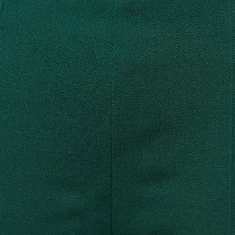 Valorizza il tuo abbigliamento formale con questo paio di pantaloni. Progettati con una silhouette e una vestibilità superba, questo paio di pantaloni ti renderà sicuramente elegante.
