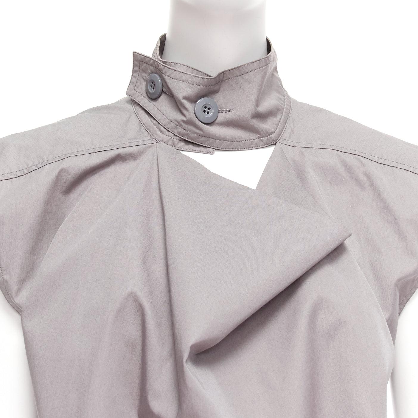 MARNI grey cotton drape cut out collar utility collar boxy top IT36 XS
Reference: CELG/A00326
Brand: Marni
Material: Cotton
Color: Grey
Pattern: Solid
Closure: Button
Extra Details: Button belted collar.
Made in: Italy

CONDITION:
Condition: Very