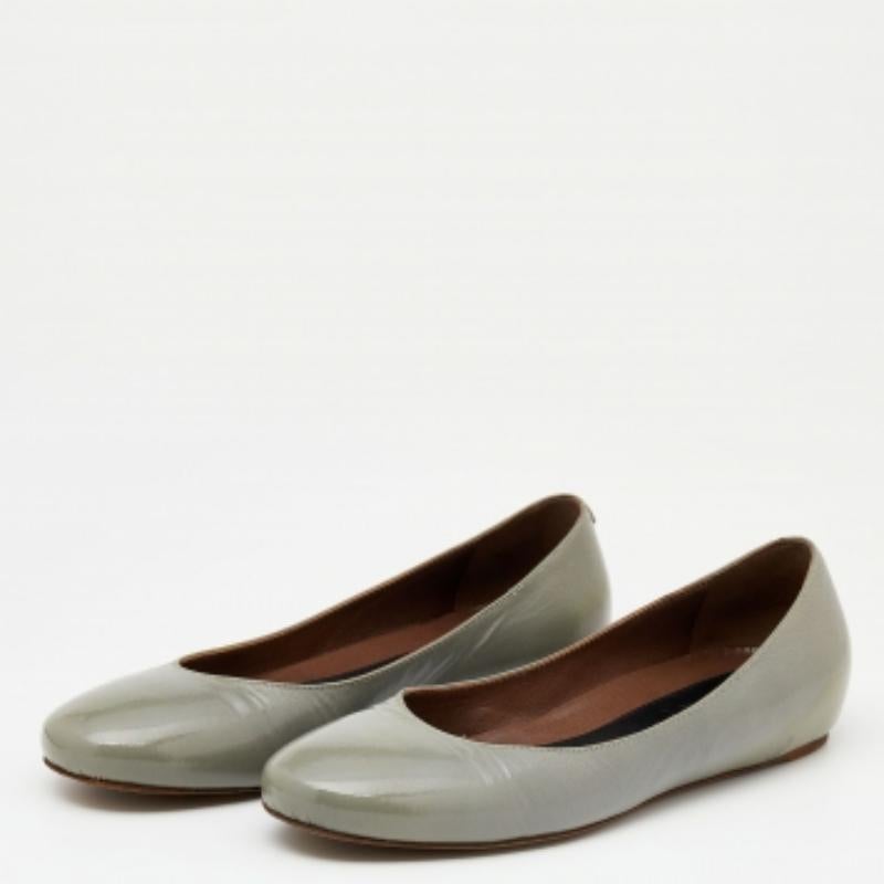A feminine flair and a sophisticated appeal characterize these timeless Marni ballet flats. Crafted using quality materials, they will add an opulent charm to your look and complement many looks that you would want to create.