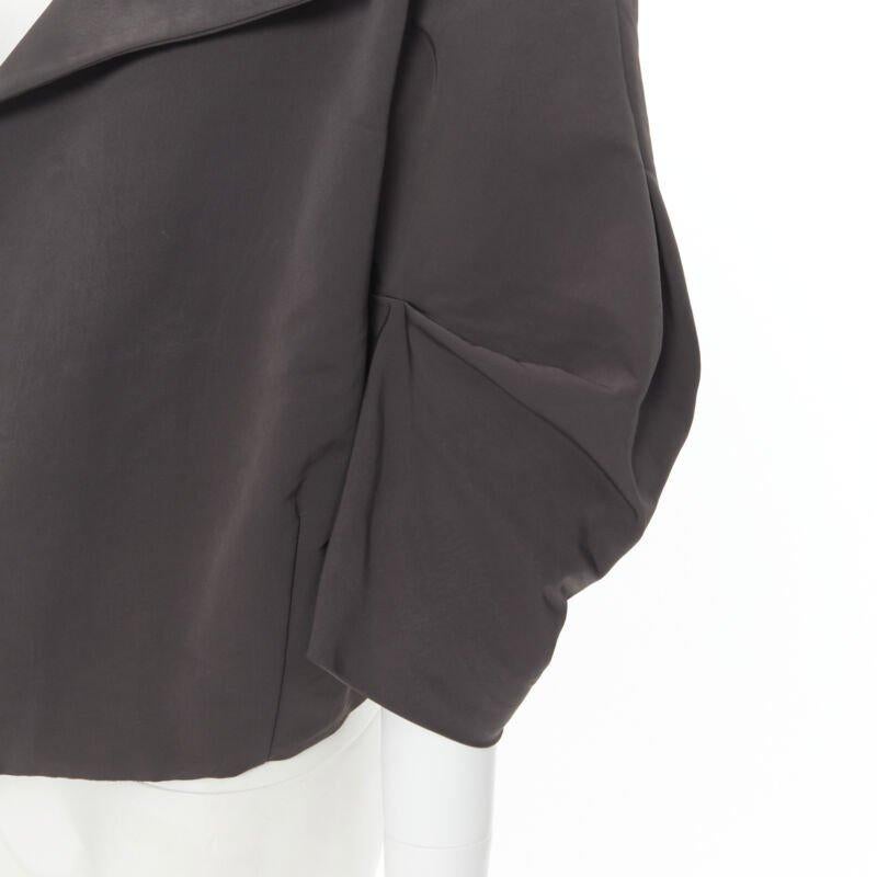 MARNI - Giacca in poliestere grigio con maniche arrotondate, aperta sul davanti, IT44
Riferimento: GIYG/A00081
Marchio: Marni
Materiale: Poliestere, Nylon
Colore: Grigio
Modello: Tinta unita
Dettagli extra: Bordi a taglio vivo. Pizzicati al gomito