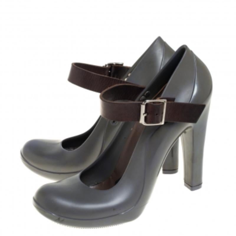 Made from rubber and leather, this pair of pumps will add a classic touch to your collection of heels. Designed in a Mary Jane style with round toes, buckle fastenings, and 10.5 cm heels, this grey pair by Marni is the epitome of sophistication.