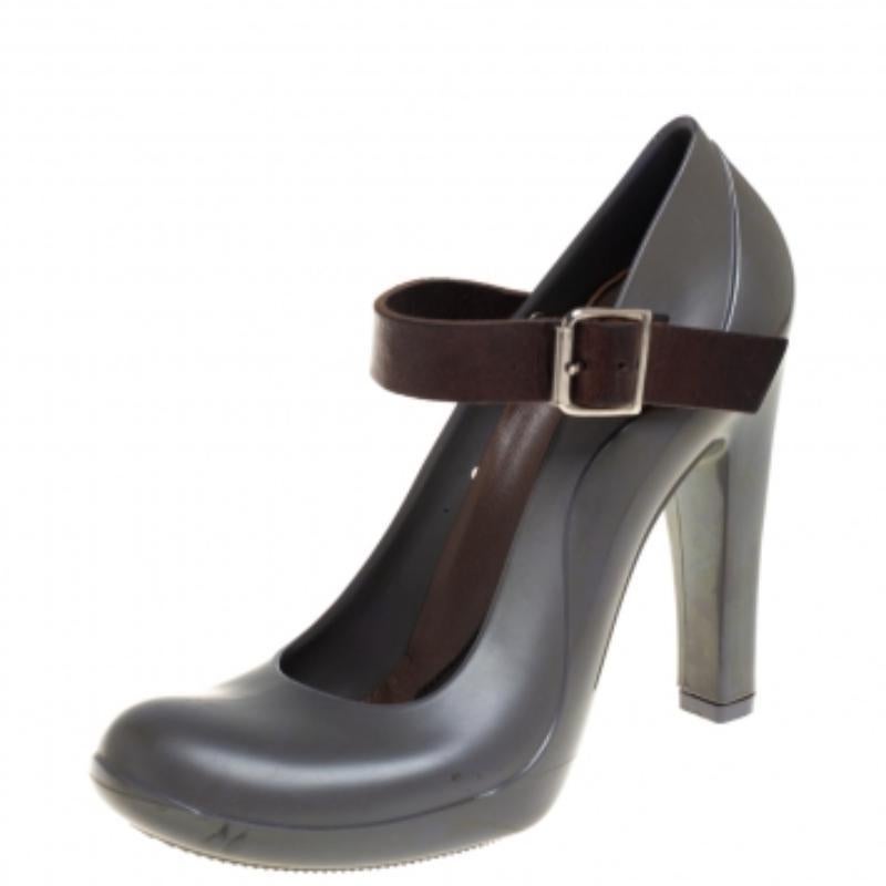 Marni Grey Rubber And Brown Leather Mary Jane Pumps Size 37 In Fair Condition For Sale In Dubai, Al Qouz 2