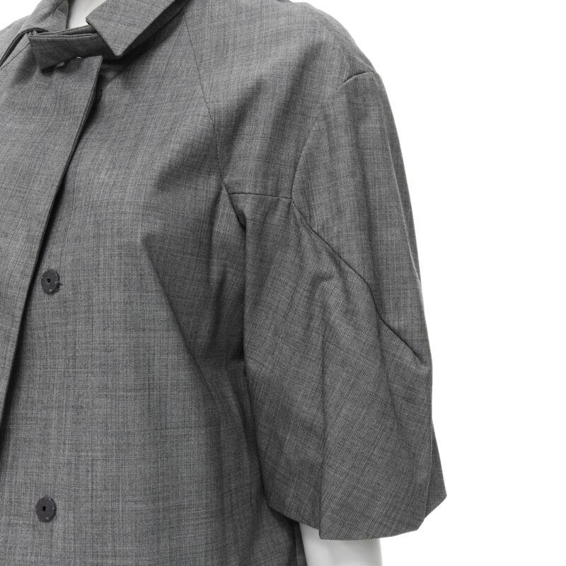 MARNI cappotto in lana vergine grigio con maniche corte arrotondate IT38 XS
Riferimento: CELG/A00060
Marchio: Marni
Materiale: Lana
Colore: Grigio
Modello: Tinta unita
Chiusura: bottone
Dettagli extra: Cuciture irregolari arrotondate sulle maniche.