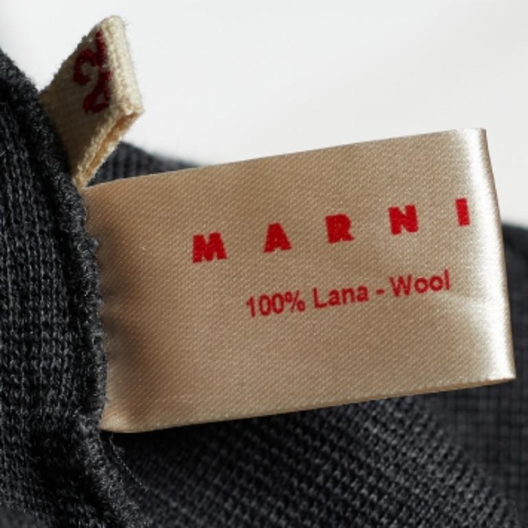 Este top de Marni es la mejor elección para un uso informal. Confeccionado en punto de lana gris, este top tiene un detalle de lazo en la espalda, mangas cortas y un corte acampanado. Combínala con vaqueros para salir a hacer recados o en salidas
