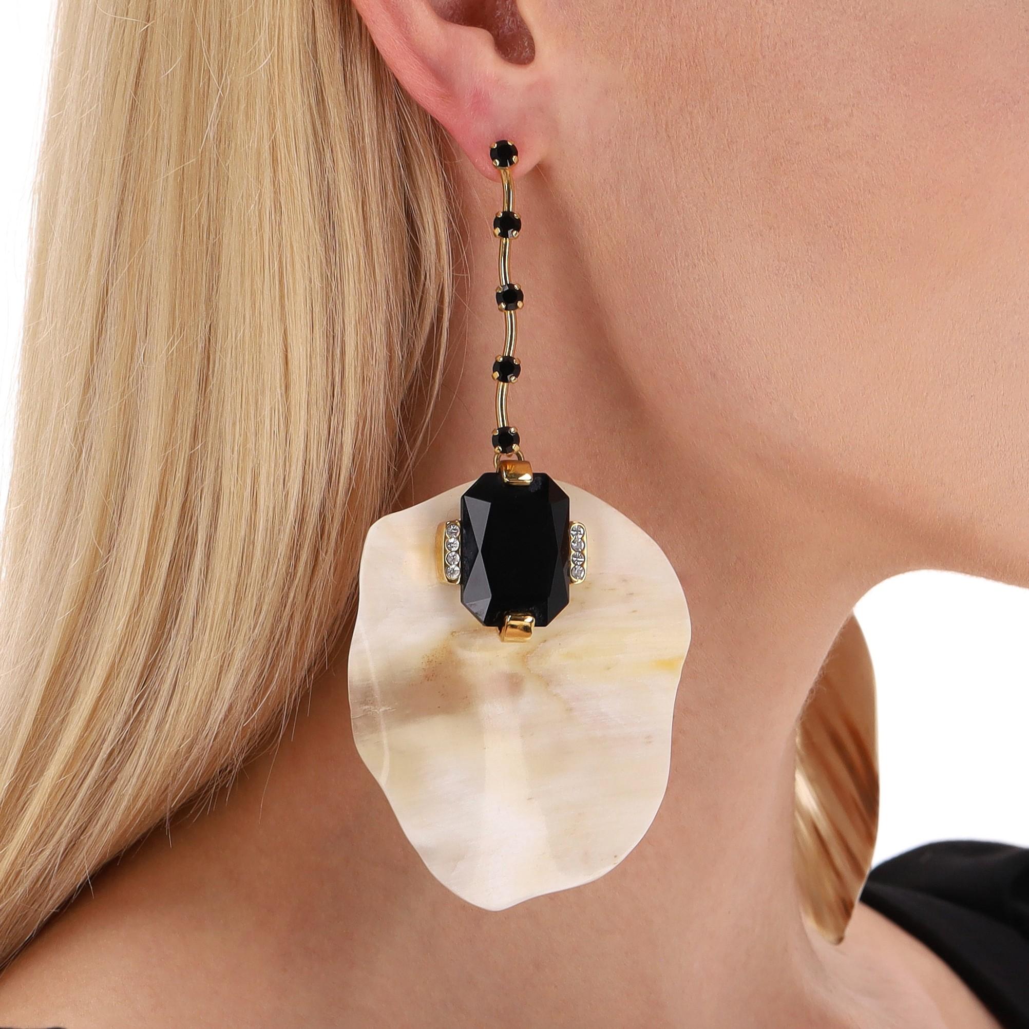 Orecchini a disco di Horn, strass e cristalli di Marni

Orecchini di grande effetto progettati con dischi di corno oversize e pietre nere sfaccettate in strass con piccoli dettagli in cristallo.

Caratterizzato da una goccia d'oro ornata da piccole