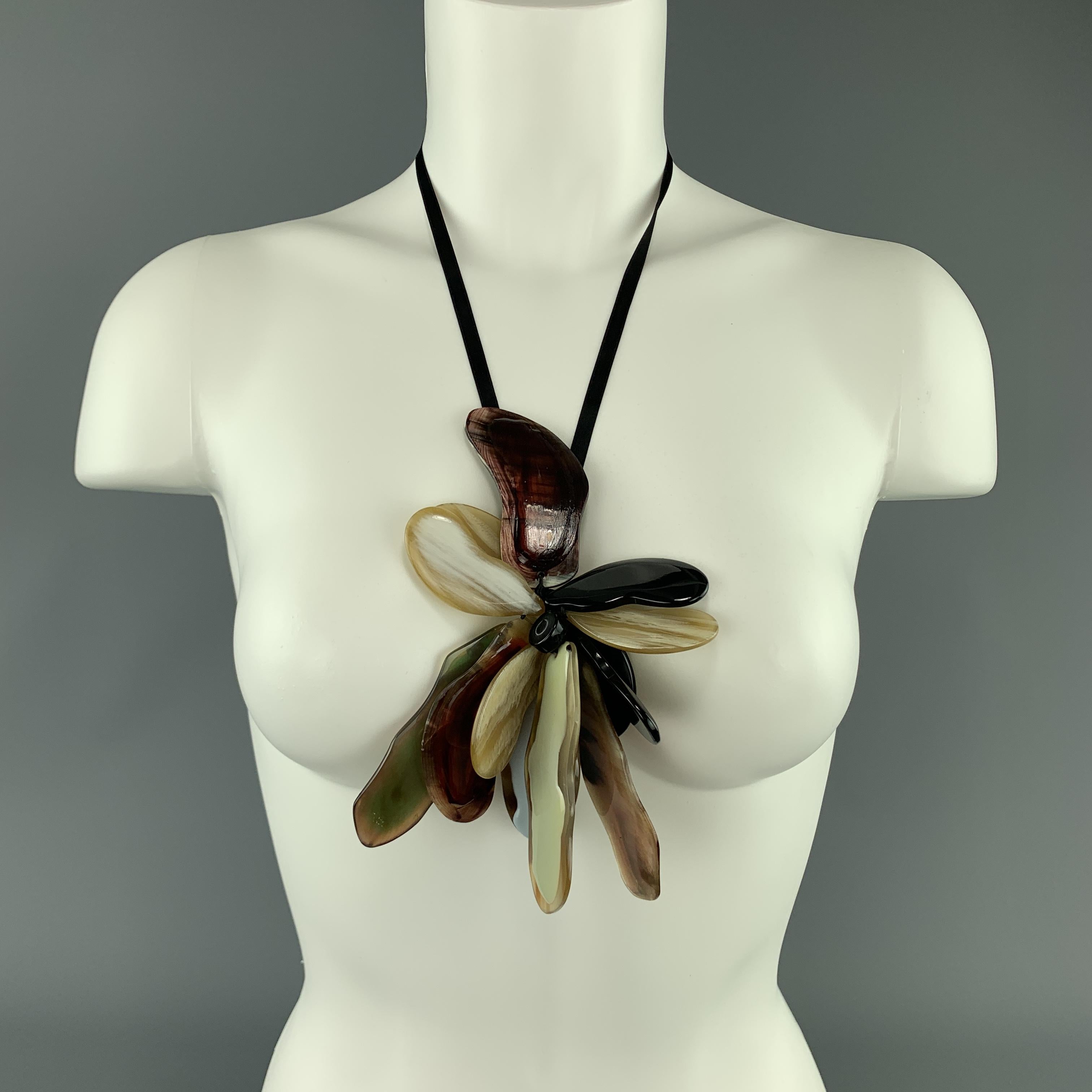 MARNI statement necklace features an abstract flower made of horn and resin petals on a tied ribbon. With Box.

Excellent Pre-Owned Condition.

Petals: 3.5 in.
Drop: 35 in.