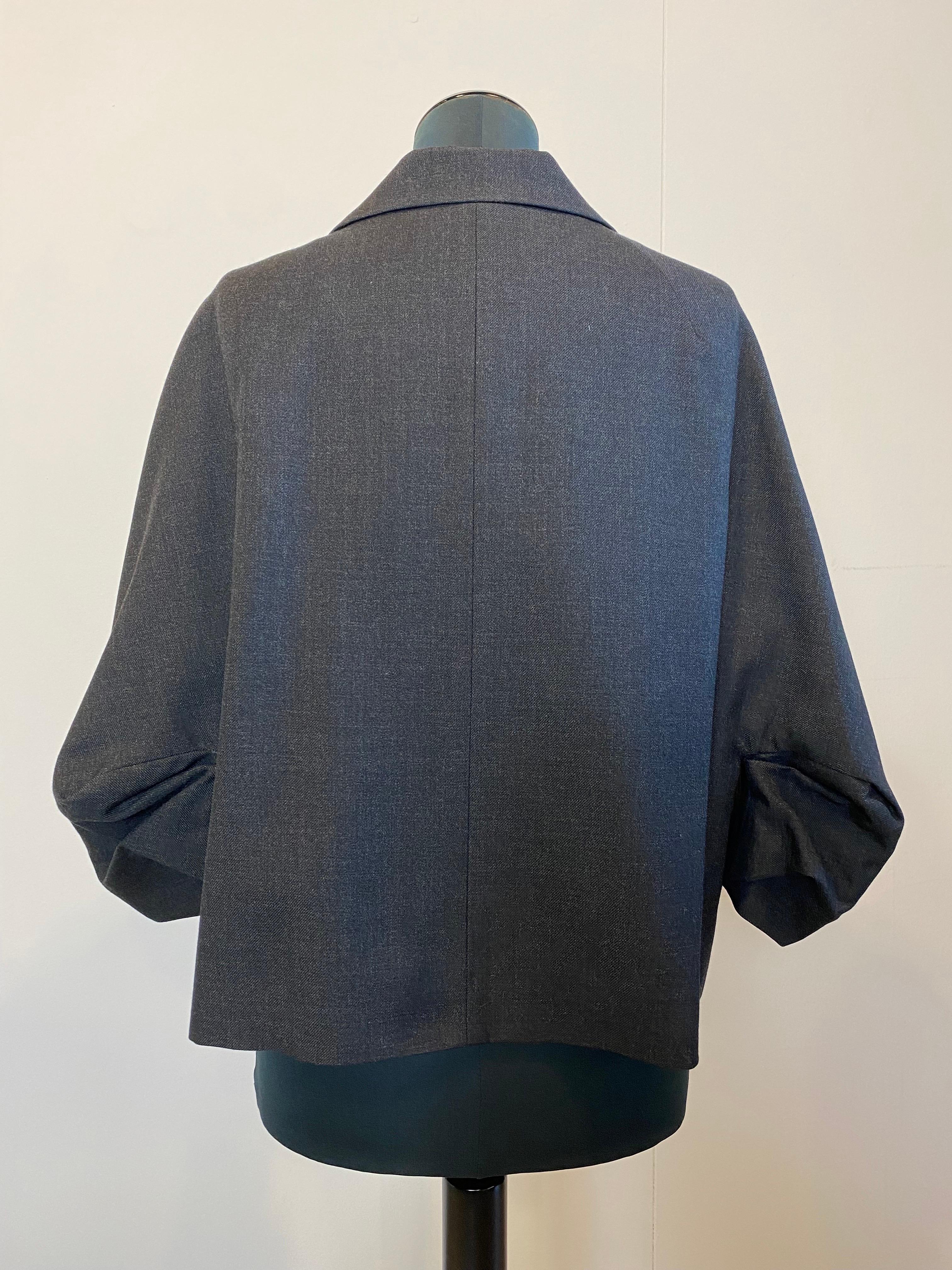 Giacca di Marni in lana grigia con maniche a tre quarti, due bottoni automatici e due tasche sul davanti.
La giacca non presenta il segno delle spalle.
È in buone condizioni.
Lunghezza 62 cm
Spalle 42 cm
Petto 51 cm
Manica cm 44
Taglia 44