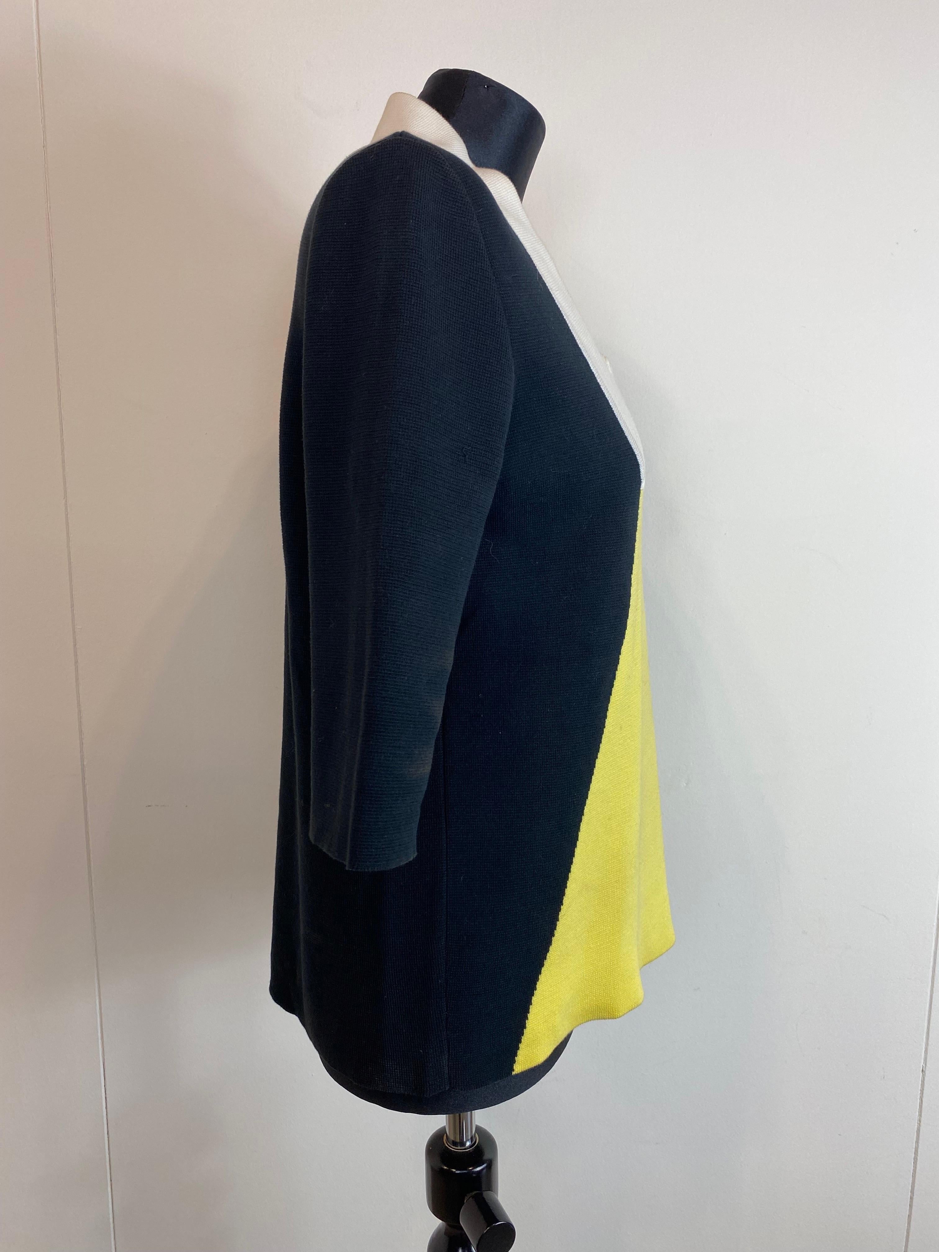 Marni black, yellow and white stretch jersey. 
Half sleeves, square V-neck. 
It has some signs of use as in the photo but overall it is in very good condition.
Size 40 

Shoulders 39 cm
Bust 48 cm
Waist 47 cm 
Total length 64 cm 
Sleeve length 38 cm 