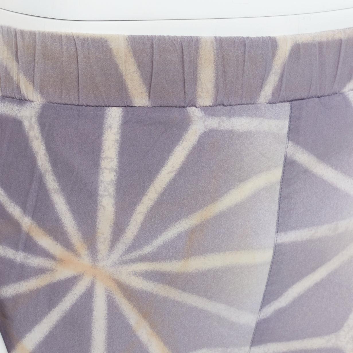MARNI short élastique à imprimé abstrait violet clair crème IT46 S en vente 3