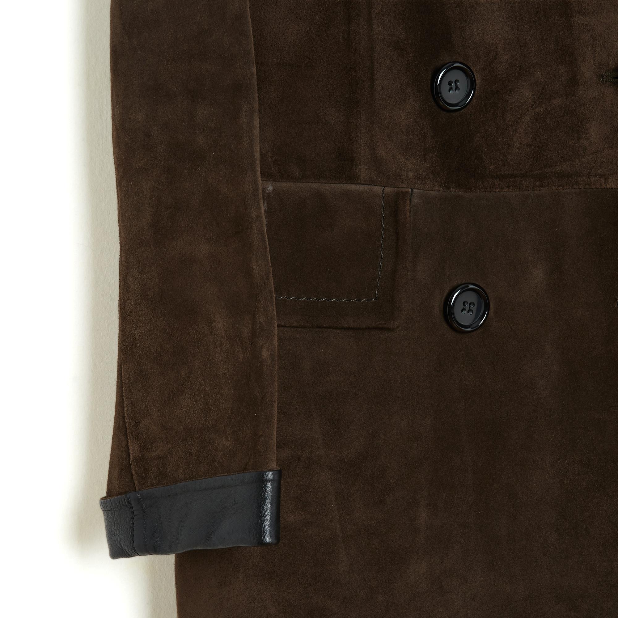 Cappotto lungo di Marni in camoscio marrone cachi, colletto dentellato chiuso da doppia abbottonatura, ampie tasche con patta, maniche lunghe con polsini (o meno), camoscio foderato in morbida e liscia pelle nera. Taglia 38FR o UK10 e US8: spalle 40