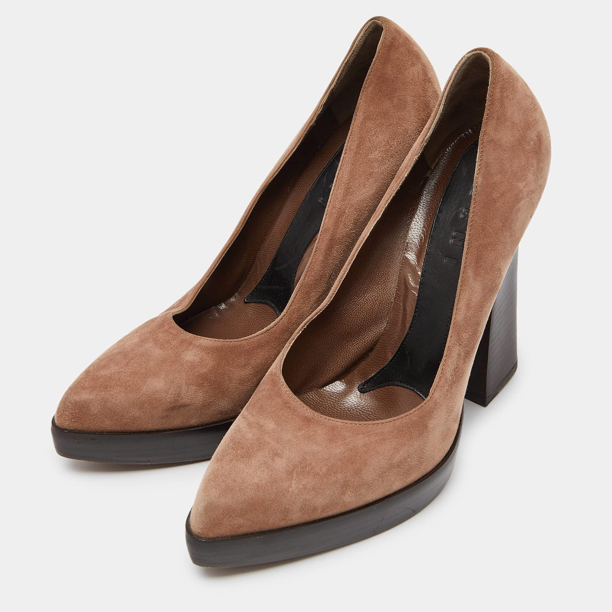 Faites preuve de chic avec ces escarpins de créateur. Ils présentent des talons robustes et des semelles durables, parfaits pour vos sorties à la mode.
