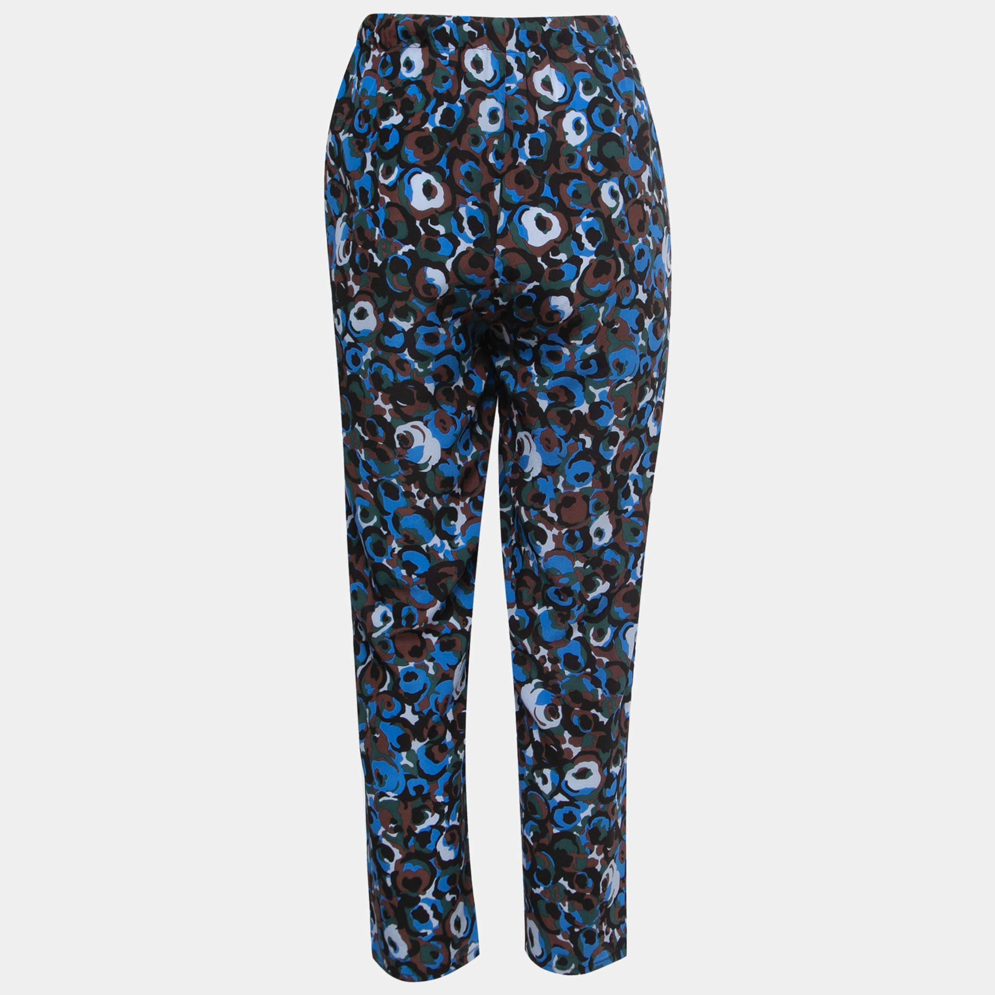 Lounge around in comfort with these pants from Marni. The creation flaunts a multicolored abstract print body and is crafted with luxurious silk. Youll look amazing when you pair these wide leg pants that are designed to sit high on the waist with