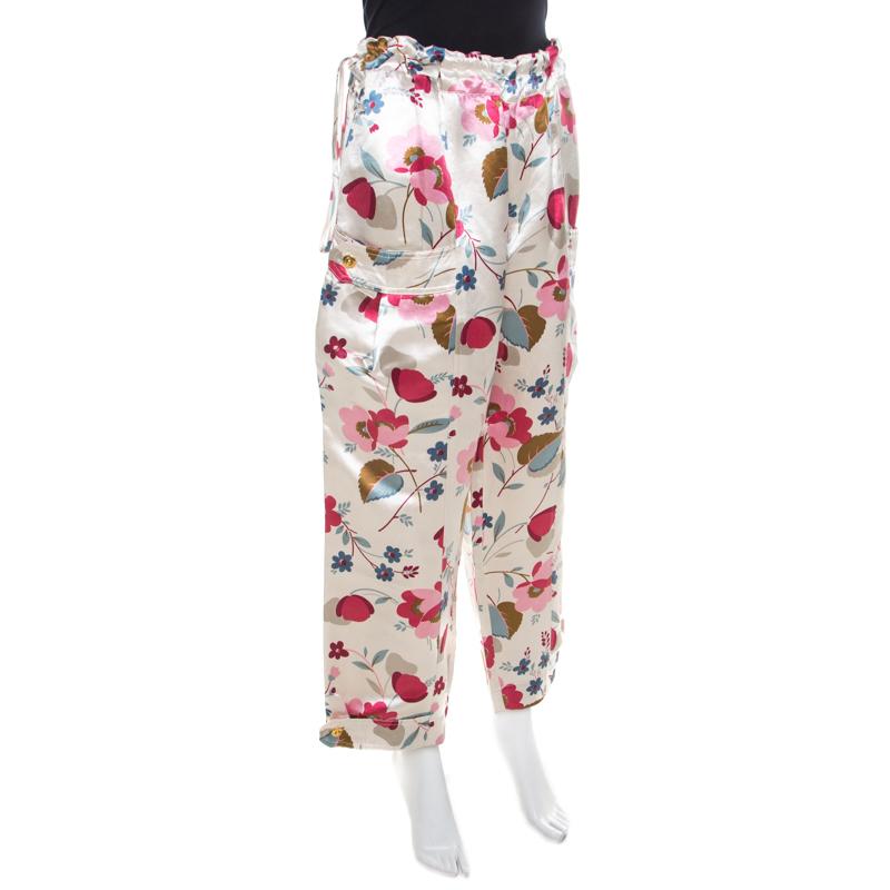 These floral-printed Marni trousers speak comfort and ease. They have been tailored from a mix of wool and silk into wide legs and a drawstring on the waist. Wear them with simple tops and flats.


