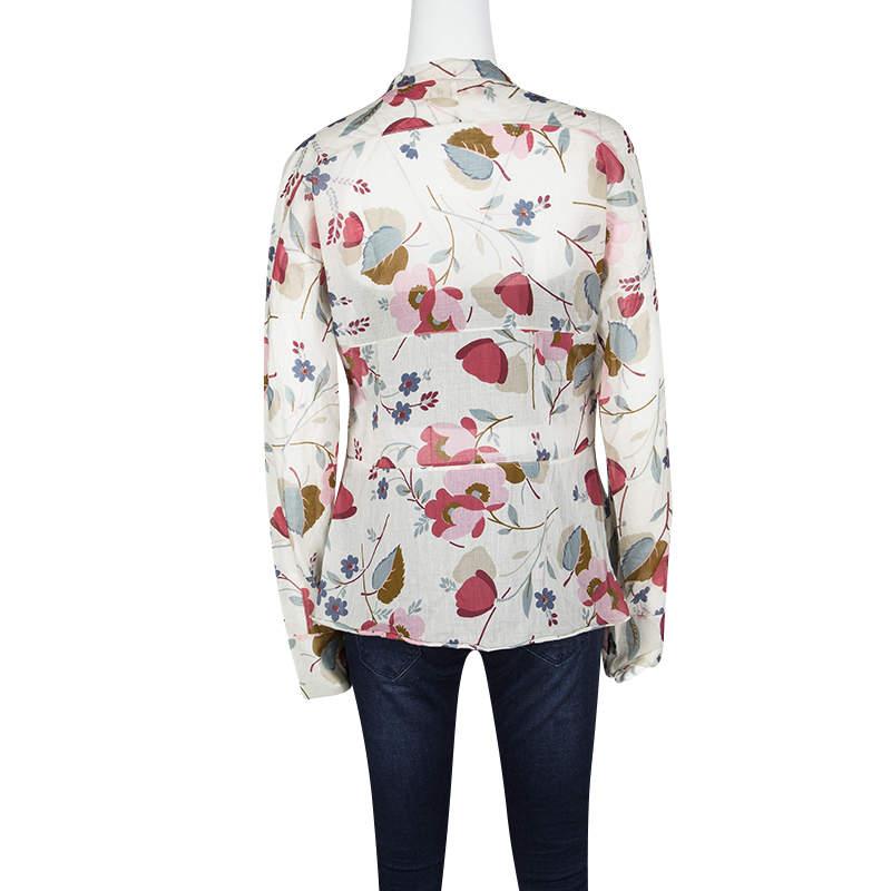 Marni delights us with this lovely blouse that has been tailored from cotton and styled with long sleeves, a tie at the front and floral prints all over. This creation will look great with jeans or shorts.

