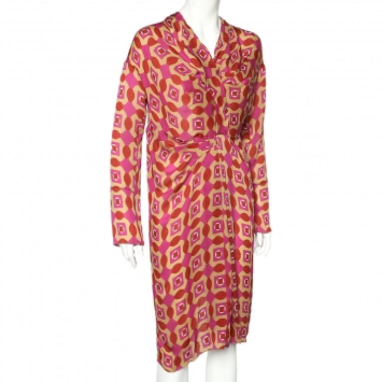 Maravillosamente confeccionado en una elegante silueta de largo midi, este vestido de la Casa Marni añadirá un elemento vanguardista a tu atuendo. Está confeccionado en tejido de seda multicolor, realzado con un estampado geométrico. Está provisto