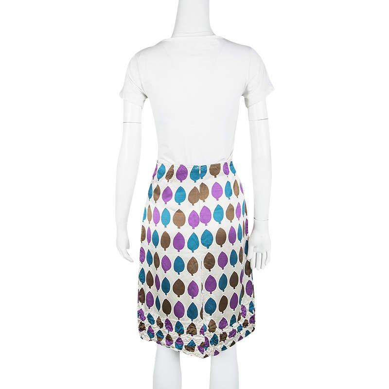 Tailored in a luxurious silk fabric, this skirt from the house of Marni is designed for a relaxed fit. It comes with leaf print all over and detailed with ruched hem detail. Wear with a solid top or blouse and complete the look with ankle strap