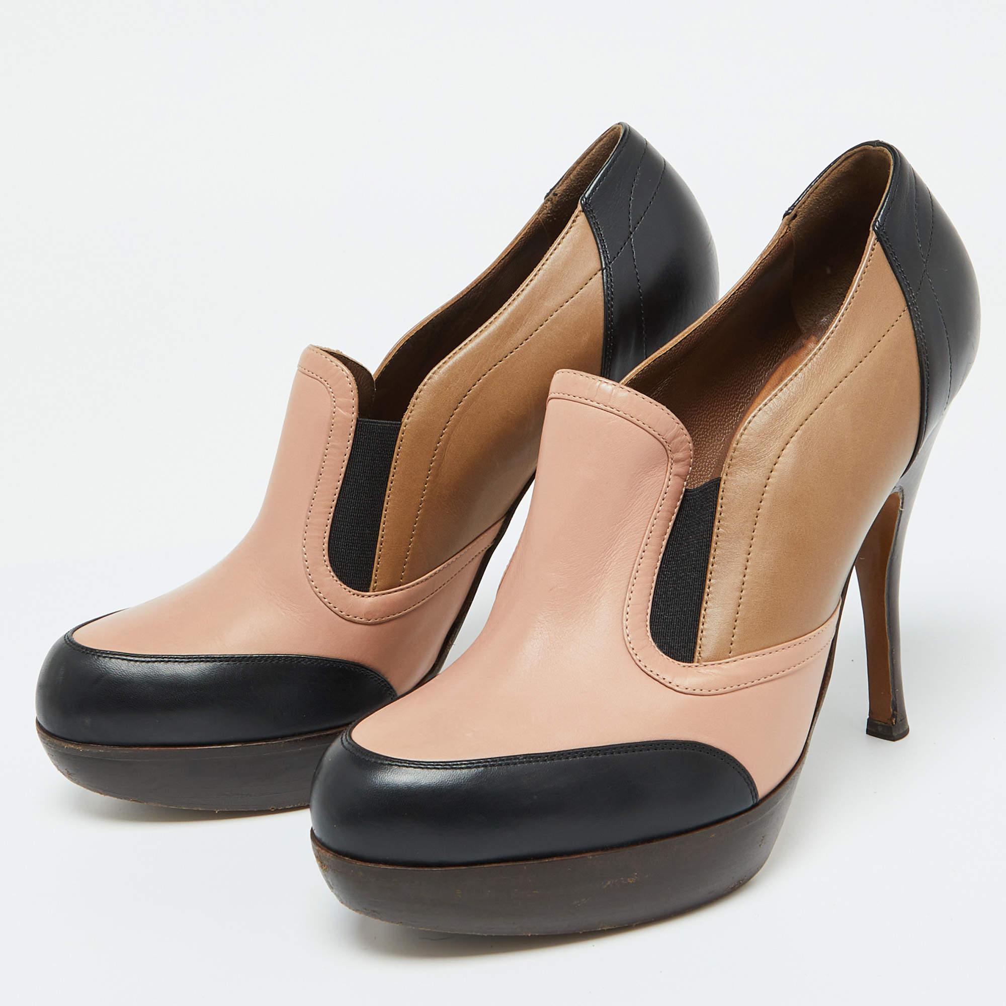 Setzen Sie auf minimalen Schmuck, um alle Blicke auf dieses Paar mehrfarbiger Lederpumps zu lenken. Erweitern Sie Ihren Style-Quotienten, indem Sie dieses Paar Marni Loafer-Pumps zu Ihrer Sammlung hinzufügen. Sie haben runde Zehen Plattformen 12,5