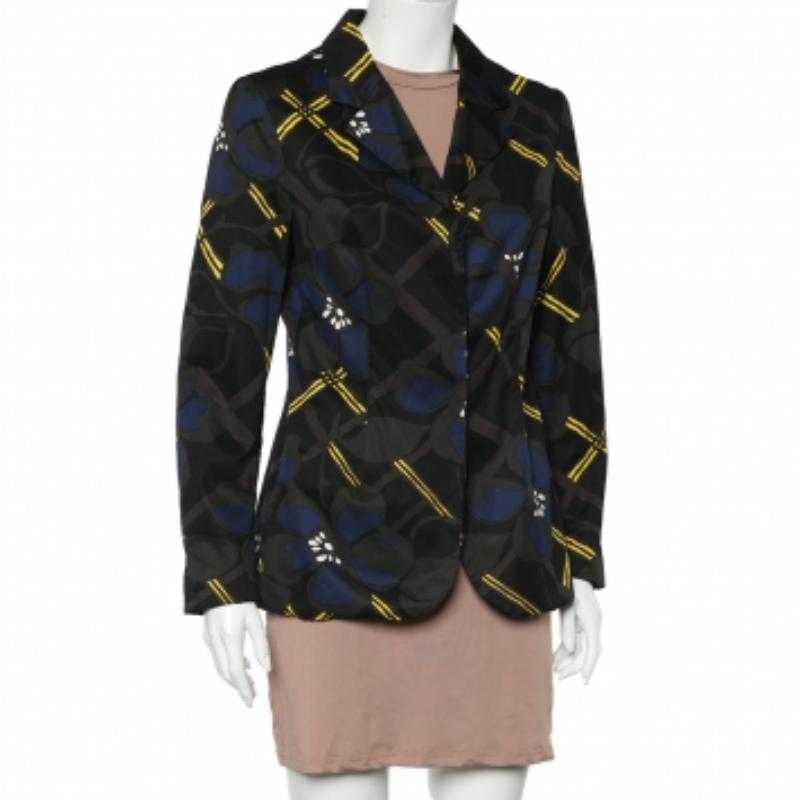 Alliant style et design contemporains, ce blazer de la maison Marni s'avère être un choix essentiel pour avoir une allure élégante et tendance ! Il est conçu à partir d'un tissu de coton imprimé multicolore. Il est doté d'un bouton sur le devant et