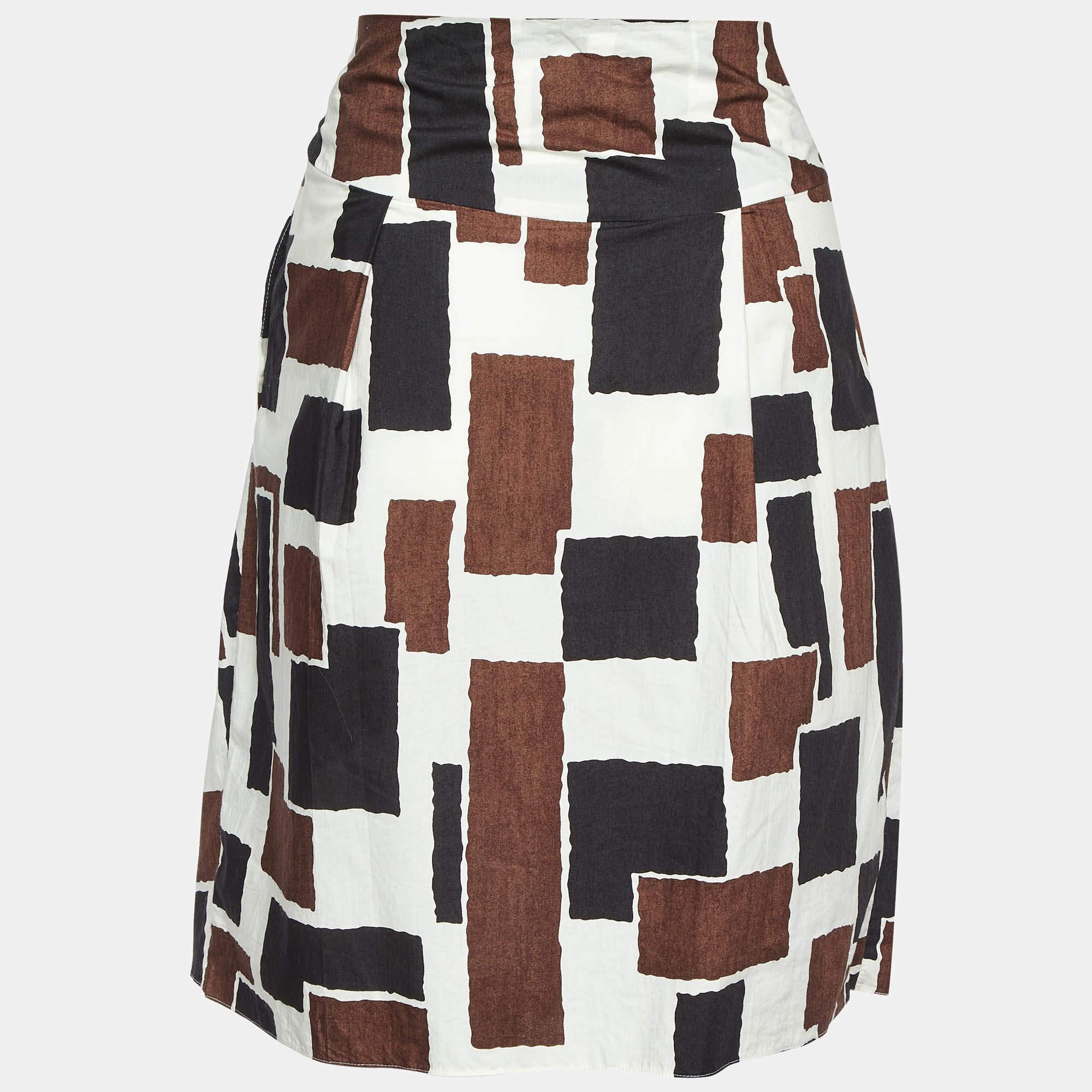 This lovely skirt is beautifully stitched from fine fabric. The comfy designer skirt has a flattering silhouette. Pair it with a simple top and strappy heels for a chic look.