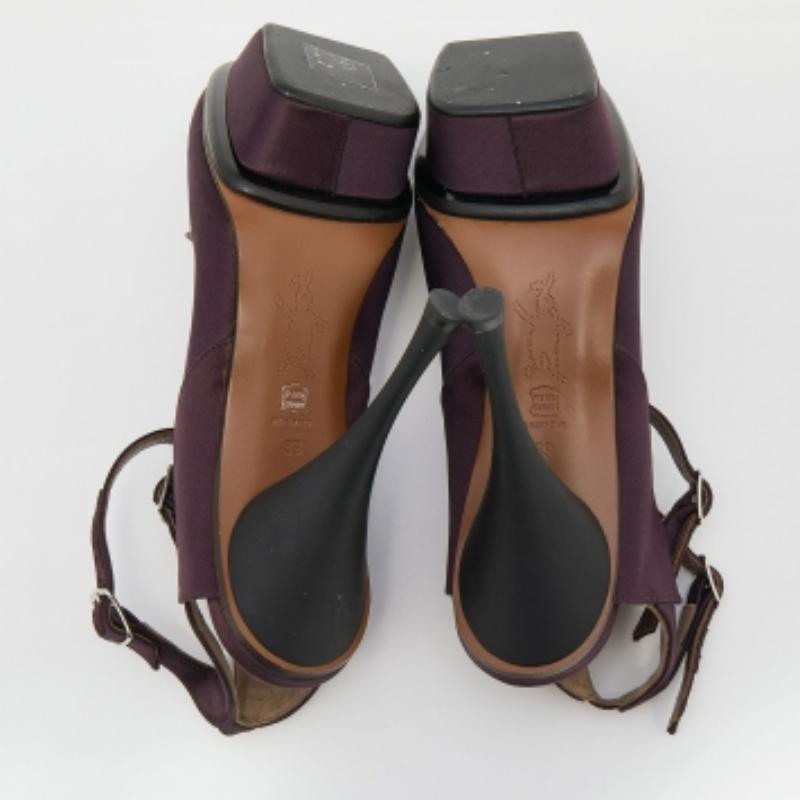 Create a shoe collection with timeless pairs so that you can wear them for a long time, no matter the season or trend. Choose pairs like this one by Marni. It's a simple, sophisticated design with a versatile quality.