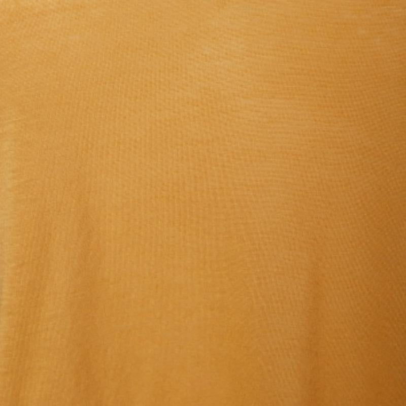 Una combinación perfecta de comodidad, lujo y estilo, ¡esta camiseta de diseño es una pieza imprescindible! Fabricada con materiales de calidad, esta creación puede combinarse con pantalones vaqueros y zapatillas deportivas para un look fresco.