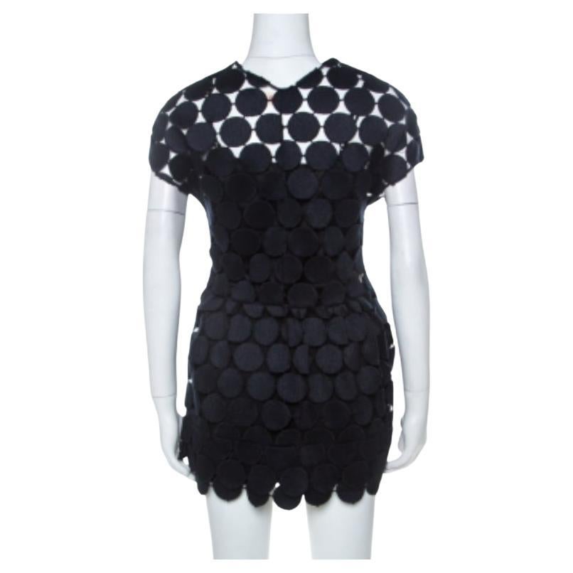 Die Schneiderei dieser Tunika ist definitiv und exquisit und macht sie zu einer weiteren perfekten Kreation von Marni. Es hat kurze Ärmel und ist über und über mit einem Makramee-Punktmuster versehen. Dieses elegante navyblaue Kleid ist eine würdige
