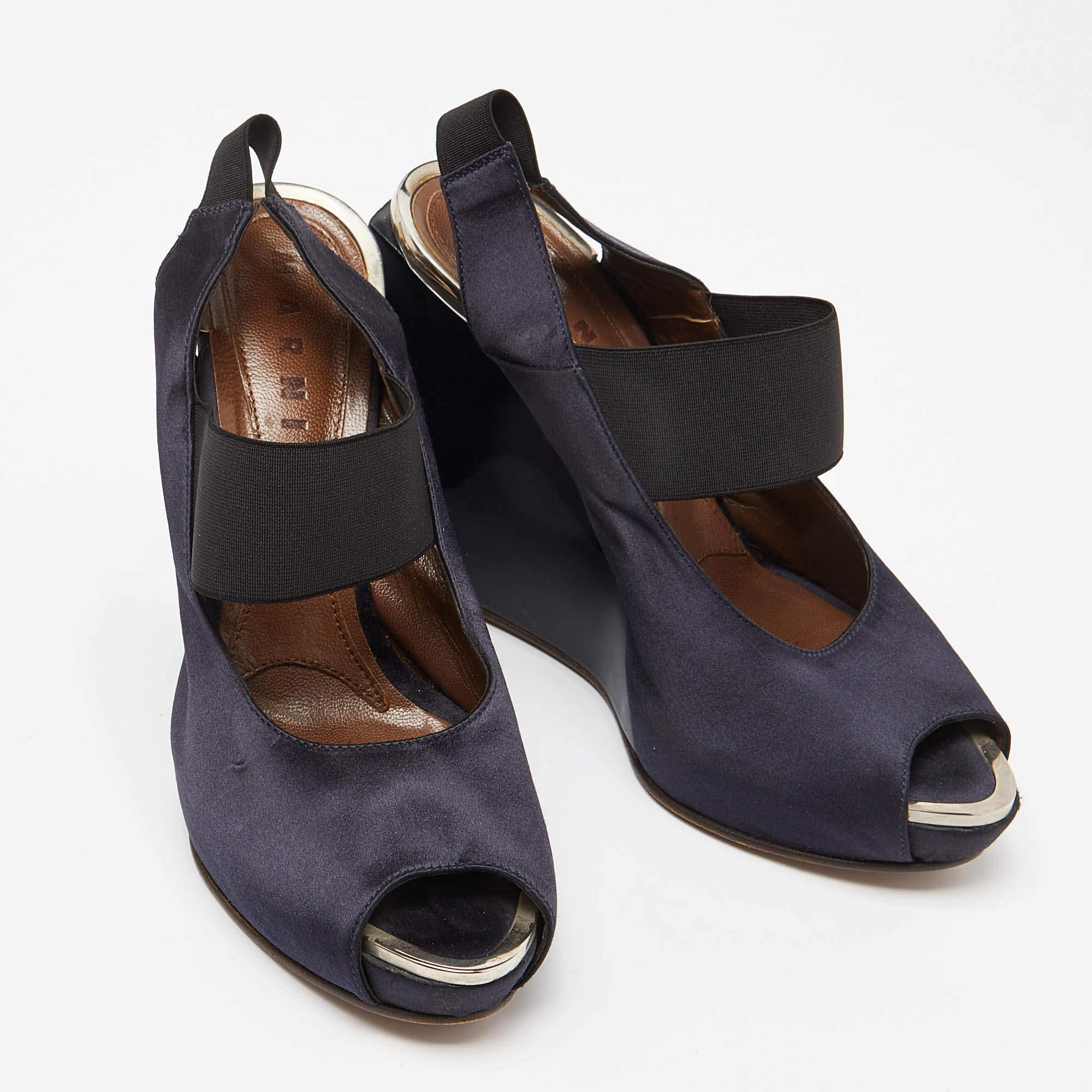 Marni Navy Blue Satin Slingback Wedge Sandals Size 38.5 In Good Condition For Sale In Dubai, Al Qouz 2