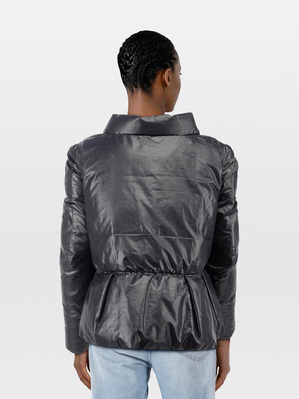 L'ÉTAT est très bon. Il n'y a pratiquement pas d'usure visible sur cet article de revente d'occasion du créateur Marni.
 
 
 
 Détails
 
 
 Marine
 
 Polyester
 
 Manteau
 
 Rembourrage en plumes d'oie
 
 Manches longues
 
 Fermeture par bouton